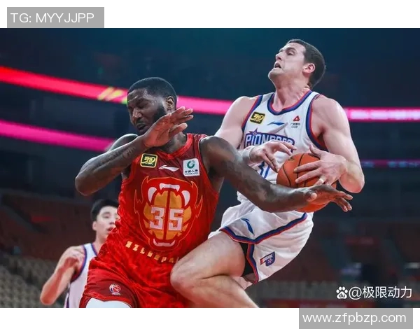 足球巨星挑战扣篮极限 展现篮球与足球完美融合的精彩瞬间